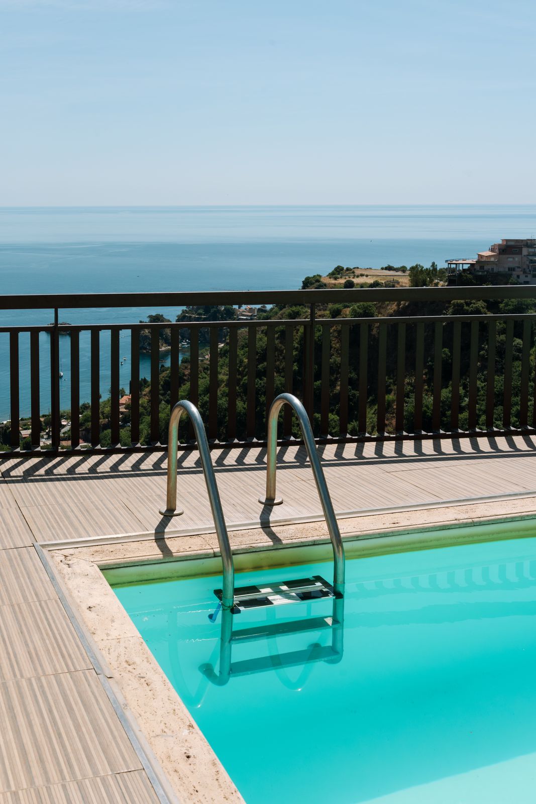 La piscina panoramica con vista sulla costa ionica