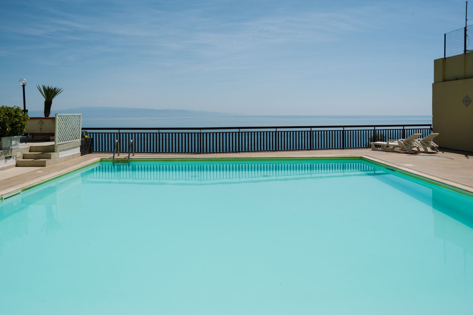 Zona relax a bordo piscina